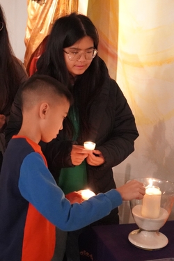 Fotos : Das Friedenslicht aus Betlehem brennt über Weihnachten und Neujahr in der tagsüber am Seiteneingang geöffneten St. Elisabethkirche, Kastanienallee 68, 63454 Hanau und in der Stadtpfarrkirche Mariae Namen im Bangert, und  kann gerne in einem selbst mitgebrachten Kerzenbehälter mit nach Hause genommen und auch weiter gegeben werden.